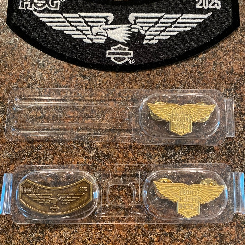 Harley Davidson Hog (2 ladies) pins and patch